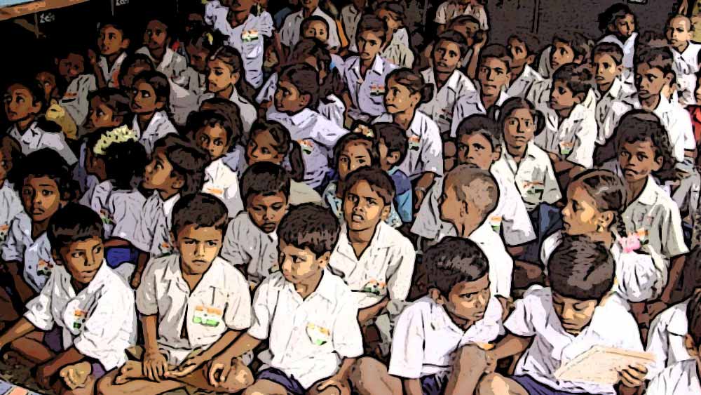 ১৯৭৮ সালে মুম্বই থেকে গুজরাতের আনন্দ জেলায় বসবাস করতে শুরু করেন মনোজরা। তত দিনে পড়াশোনাকেই একমাত্র সম্বল হিসাবে আঁকড়ে ধরেছেন মনোজ। তবে গোড়াতেই ঠোক্কর খেয়েছিলেন।