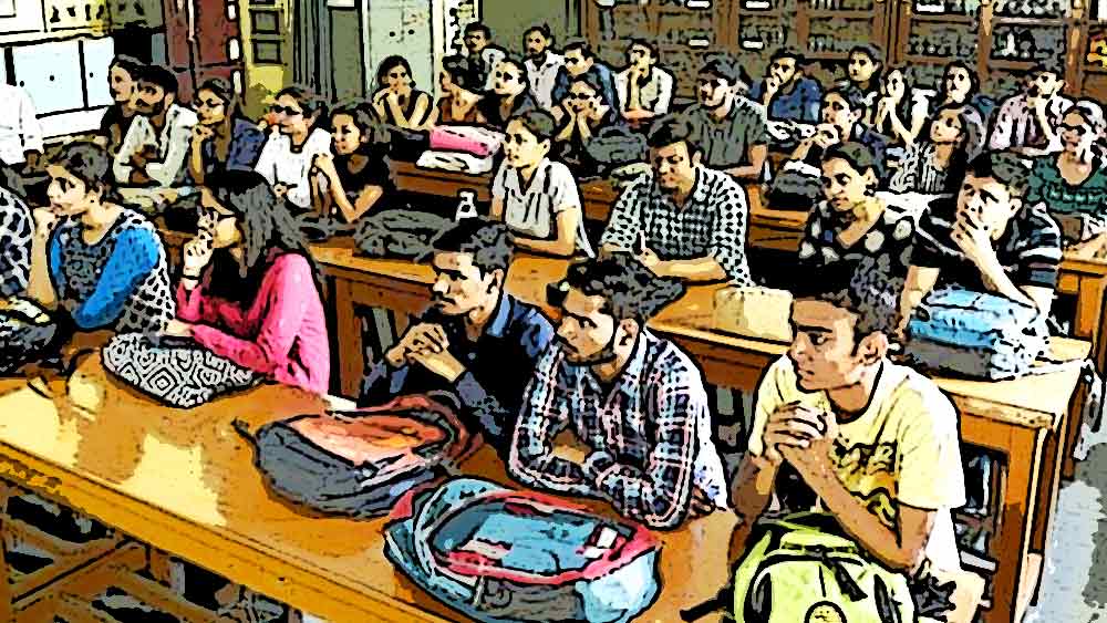 দ্বাদশ শ্রেণির পরীক্ষায় ফেল করার পর ভেঙে পড়েননি মনোজ। নতুন উদ্যমে এ বার কলা বিভাগে ভর্তি হন রাজরত্ন পিটি পটেল কলেজে।