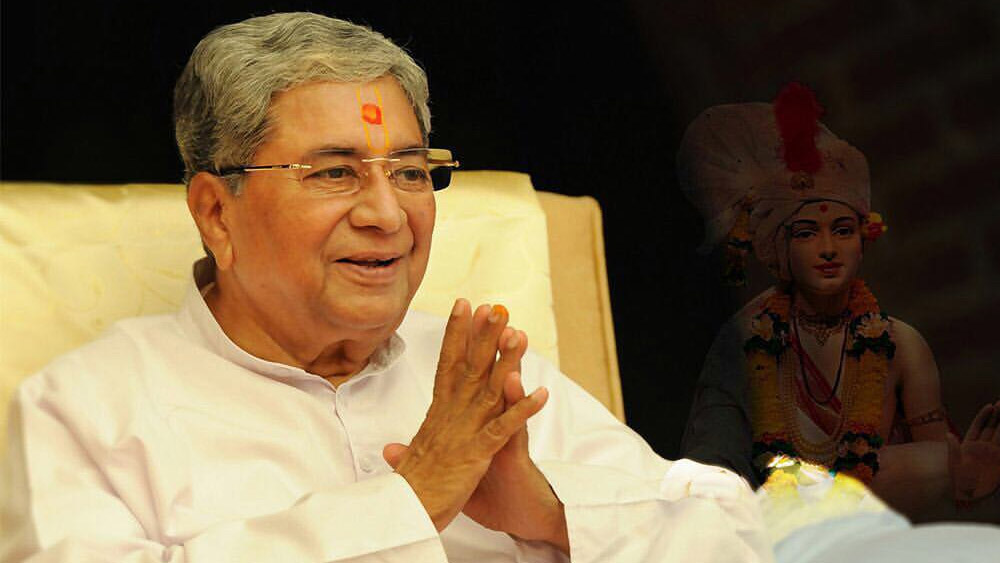 মহারাষ্ট্র থেকে গুজরাতে যাওয়ার পর মোগরি এলাকায় সাহেব’জির অনুপম মিশনের কাজকর্মের সঙ্গে যুক্ত হয়ে পড়েছিলেন মনোজ। বছর দুয়েক আগে ওই মিশন থেকেই দীক্ষা নেন তিনি। স্বামীনারায়ণ ধর্মীয় সম্প্রদায়ের সদস্য হিসাবে ‘নিষ্কাম কর্মযোগী’ থাকার ব্রতও পালন করতে শুরু করেন বলে দাবি তাঁর ঘনিষ্ঠ মহলের।