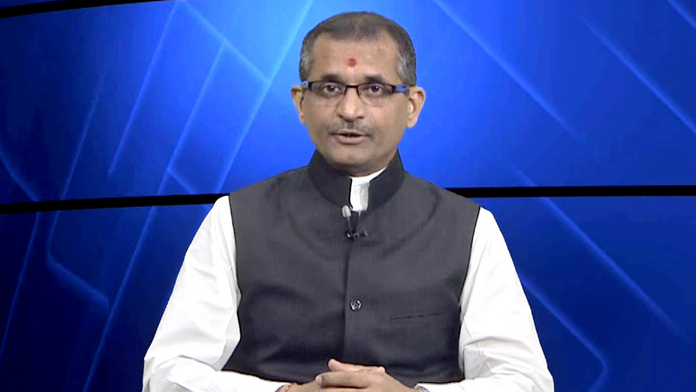 ইউপিএসসি-র ওয়েবসাইটে মনোজের সম্পর্কে জানানো হয়েছে যে, তিনিই দেশীয় কোনও বিশ্ববিদ্যালয়ের সর্বকনিষ্ঠ উপাচার্য হিসেবে নিযুক্ত হন। রাষ্ট্রবিজ্ঞানের ছাত্র মনোজ পরে আন্তর্জাতিক সম্পর্ক নিয়ে পড়াশোনা করেন।