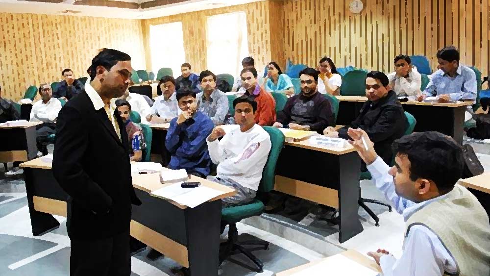 এর পর গুজরাতের বল্লভ বিদ্যানগরের সর্দার পটেল বিশ্ববিদ্যালয়ে আন্তর্জাতিক সম্পর্ক বিষয়ে শিক্ষকতা শুরু করেন। ১৯৯১ থেকে ২০১৬ সাল পর্যন্ত বল্লভ বিদ্যানগরের ওই বিশ্ববিদ্যালয়েই পড়াতেন তিনি।