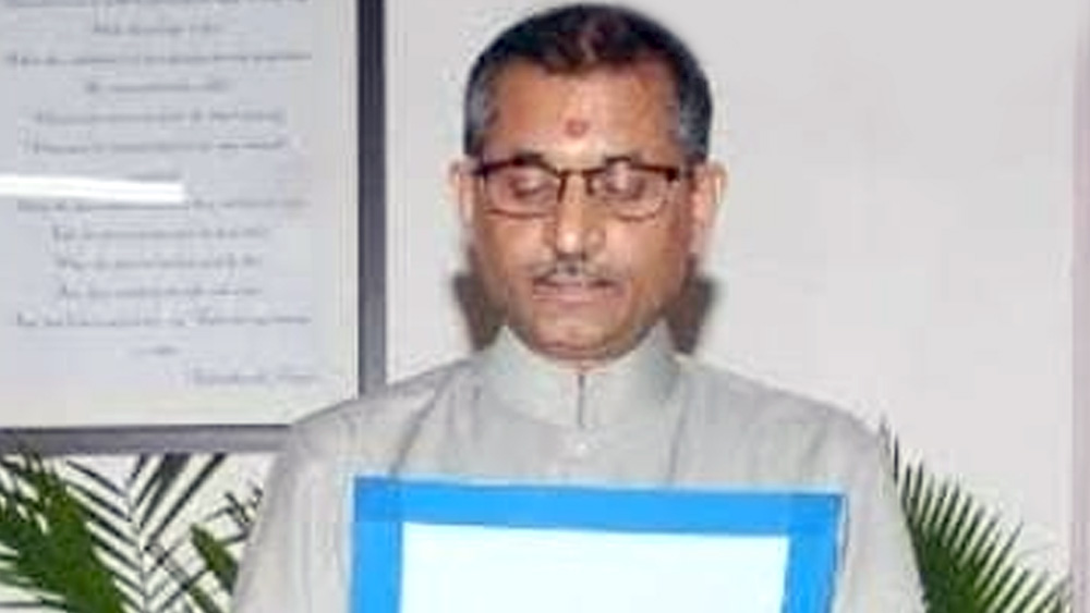 এর পরেই মনোজের কর্মজীবনের উজ্জ্বল অধ্যায় শুরু হয়। ৪০ বছর বয়সে বডোদরার মহারাজা শিবাজিরাও বিশ্ববিদ্যালয়ের উপাচার্য পদের দায়িত্ব নেন তিনি। সংবাদমাধ্যমের দাবি, মনোজই দেশের সর্বকনিষ্ঠ উপাচার্য।