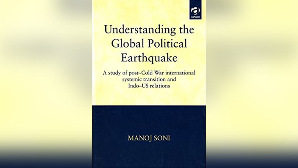 বিশ্ববিদ্যালয়ে কাজের ফাঁকে বই লেখার কাজেও মন দিয়েছিলেন মনোজ। ১৯৯৮ সালে তাঁর লেখা ‘আন্ডারস্ট্যান্ডিং দ্য গ্লোবাল পলিটিক্যাল আর্থকোয়েক’ প্রকাশিত হয়।