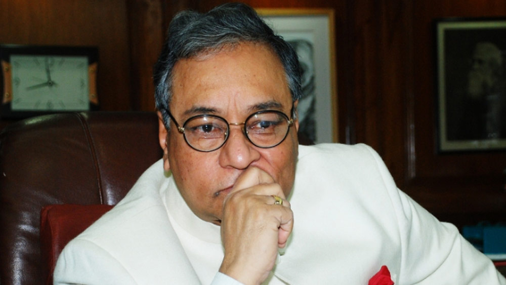 ইউপিএসসি-র ৩১তম চেয়ারম্যান পদে কার্যভার শুরু করার আগে থেকেই মনোজের নিয়োগ ঘিরে বিতর্ক শুরু হয়েছে। নেটমাধ্যমে সরব হয়েছেন তৃণমূলের রাজ্যসভার সাংসদ জহর সরকার-সহ প্রাক্তন আমলাদের একাংশ।