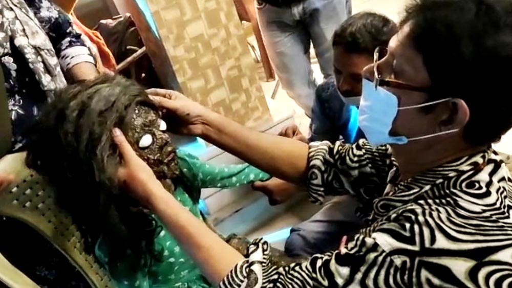 মেকআপ চলছে কিয়ানার। 