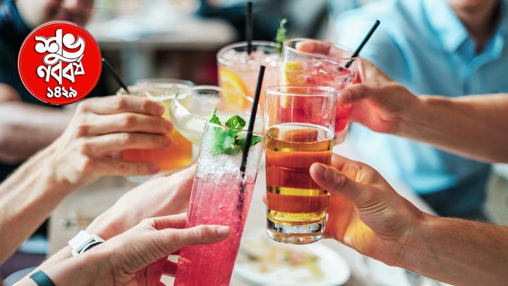 নববর্ষ এলে বাঙালি মায়েরা সন্তানদের দুধে-ভাতে রাখতে চাইবেন সেটাই তো দস্তুর। কিন্তু বাঙালি কি আর শুধু দুধ-ভাত কিংবা মাছ-ভাতে বাঁধা পড়ে? অন্তত কলকাতায় বাড়তে থাকা থিম কাফে বা রেস্তরাঁর সংখ্যা কিন্তু বলছে বাঙালির জিভও এখন বৈচিত্র খুঁজছে প্রতিনিয়ত। আনন্দবাজার অনলাইন দিল তেমনই কিছু অভিনব রেস্তরাঁর সন্ধান।