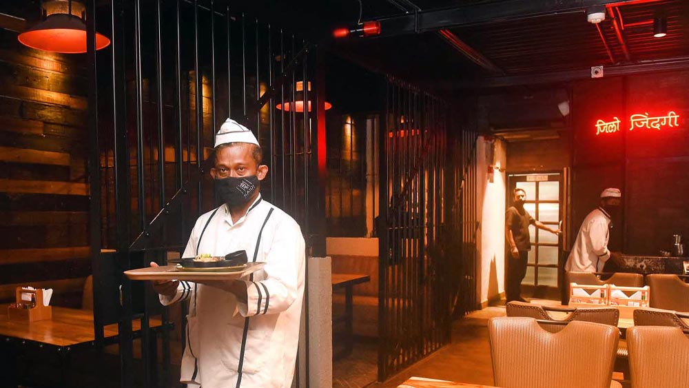 কয়েদি কিচেন: দেশে আইন আছে, আইন না মানলে আছে জেলখানা। কিন্তু জেলখানায় বসে খাবার খেতে চাইলে কিন্তু আইন না ভাঙলেও চলবে। ক্যামাক স্ট্রিটেই রয়েছে কয়েদি কিচেন নামক এমন একটি রেস্তরাঁ, যা দেখতে অবিকল জেলখানার মতো। খাবার খেতে হবে প্রায় লকআপে বসে। রেস্তরাঁর কর্মীদের পরনেও থাকে জেলেরই পোশাক। সব মিলিয়ে বেশ নাটকীয় পরিবেশ।