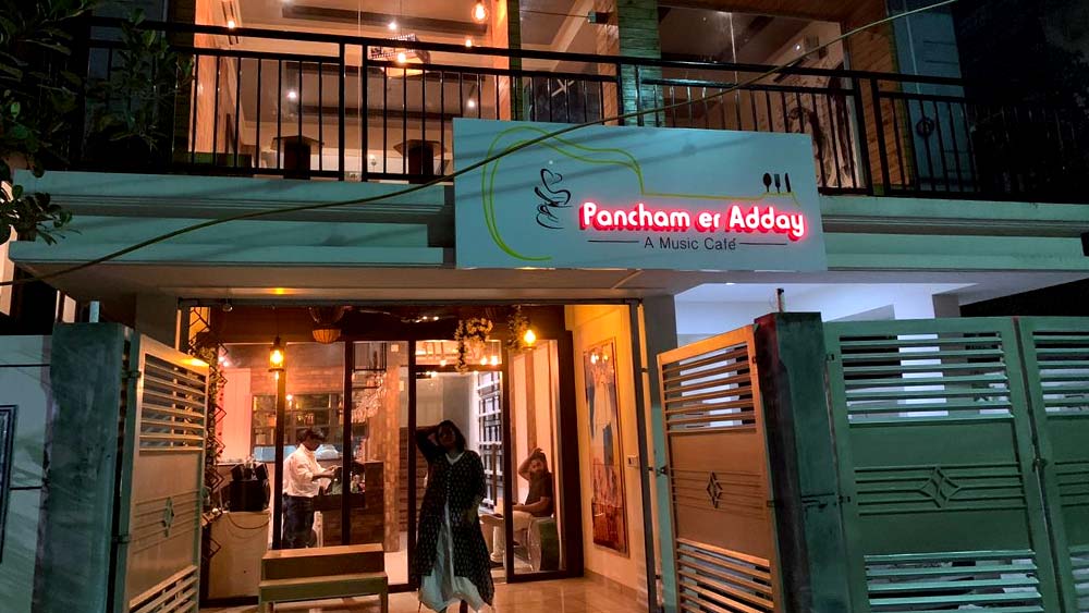 পঞ্চমের আড্ডায়: গান শুনতে যাঁরা ভালবাসেন তাঁদের জন্য, ইতিমধ্যেই সঙ্গীত কেন্দ্রিক বেশ কয়েকটি কাফে খুলেছে কলকাতায়। তেমনই একটি কাফে পঞ্চমের আড্ডায়। সঙ্গীত পরিচালক রাহুল দেব বর্মনকে নিয়ে সাজানো এই কাফে। ঠিকানা হিন্দুস্তান পার্ক।