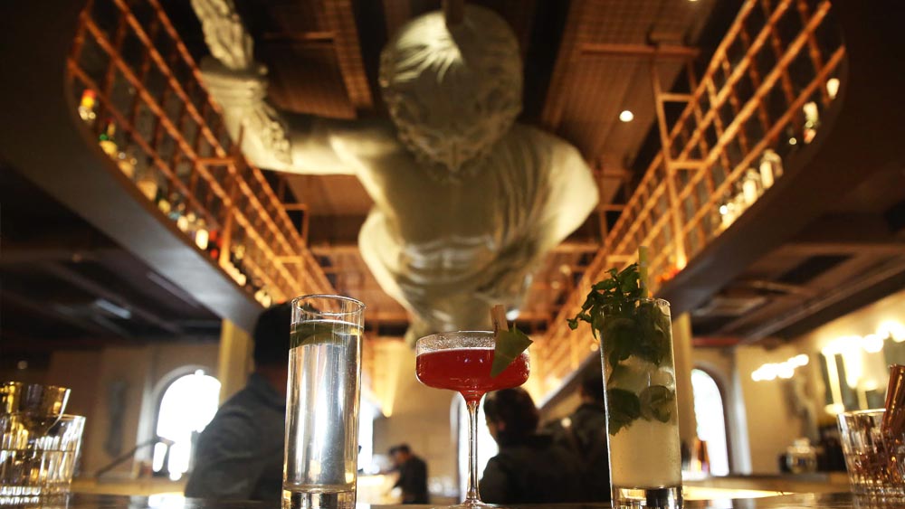 অল্টেরা: প্রাচীন গ্রিসের বৈভব দেখতে ইচ্ছা করে? তেমনই বিলাসবহুল কায়দায় খাওয়াদাওয়া করতে অনেকেই ভিড় জমাচ্ছেন অল্টেরায়। প্রাচীন গ্রিসের অট্টালিকার আদলে সাজানো পার্ক স্ট্রিটের এই রেস্তরাঁয় মেলে হরেক রকমের সুরাও। ‘অল্টেরা’ নামটির অর্থই হল ‘সূরার দেশ’।