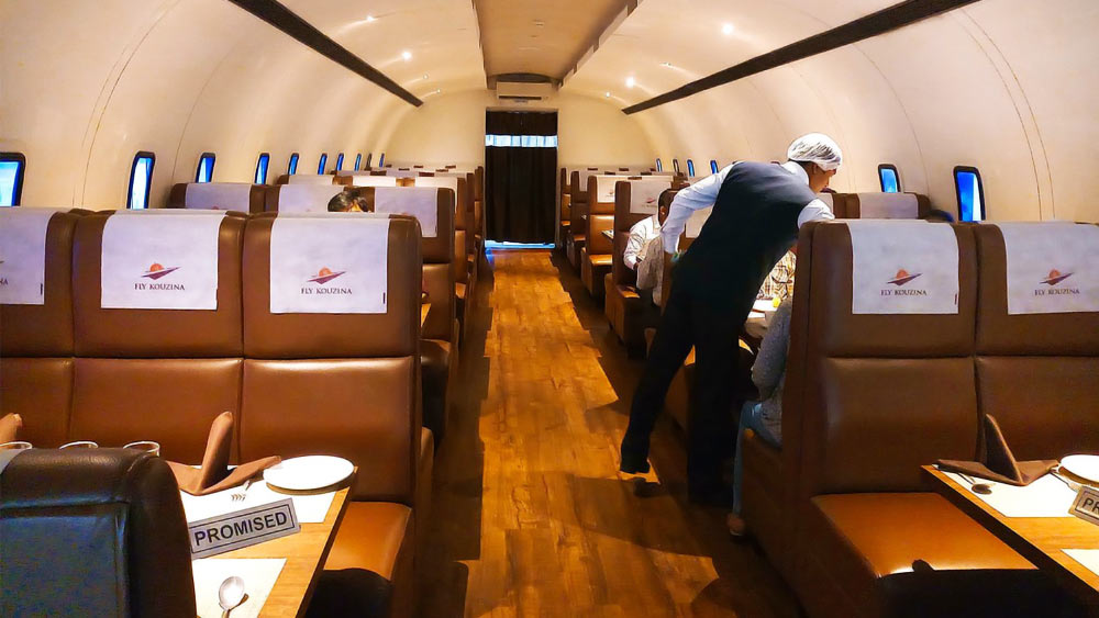 ফ্লাই কুজিনা: যাতায়াতের স্বার্থে বিমানে চড়া অস্বাভাবিক নয়। কিন্তু খাবার খেতে বিমানে চাপা! সেটিও অস্বাভাবিক নয়। সল্টলেকের ফ্লাই কুজিনা বিমানের মতো করে নির্মিত এক রেস্তরাঁ। বসার জায়গা থেকে পরিবেশ সবই বিমানের আদলে তৈরি। এই রেস্তরাঁয় খাঁটি নিরামিষ খাবার পাওয়া যায়।