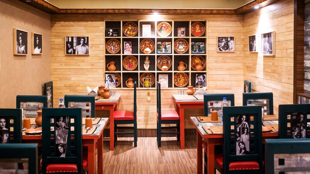 সপ্তপদী: উত্তমকুমার আর সুচিত্রা সেনের জুটি এখনও বাঙালির বড় প্রিয়। মনে গেঁথে গিয়েছে ‘সপ্তপদী’ ছায়াছবির ‘এই পথ যদি না শেষ হয়’ গানটিও। সেই ‘সপ্তপদী’ ছবিকে মাথায় রেখে গোলপার্ক, সল্টলেক-সহ কলকাতার একাধিক স্থানে খুলেছে সপ্তপদী রেস্তরাঁ। নববর্ষে বিশুদ্ধ বাঙালি খাবার খেতে অনেকেই ভিড় জমান এই রেস্তরাঁয়।