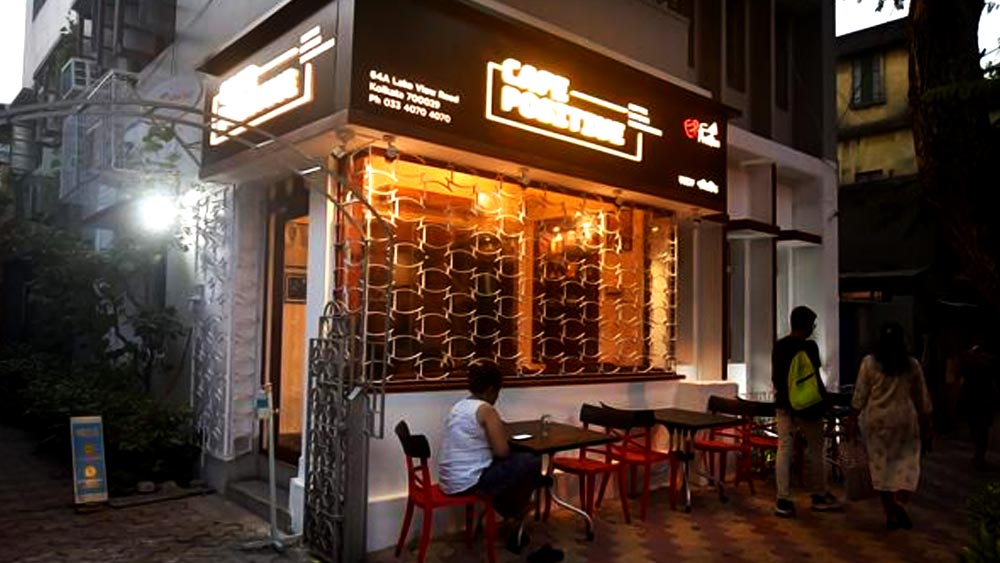 কাফে পজিটিভ: অনেক ক্ষেত্রেই এইচআইভি বা এড্সে‌ আক্রান্তদের সমাজচ্যুত করে রাখার প্রবণতা দেখা যায়। সেই ধারা ভাঙতে সাত জন এইচআইভি পজিটিভ ব্যক্তি দক্ষিণ কলকাতার বালিগঞ্জে চালু করেছেন কাফে পজিটিভ। শুধু কলকাতা নয়, গোটা এশিয়ায় এটিই প্রথম এড্স‌ রোগীদের দ্বারা পরিচালিত কাফে বলে মত কাফের কর্ণধারদের।