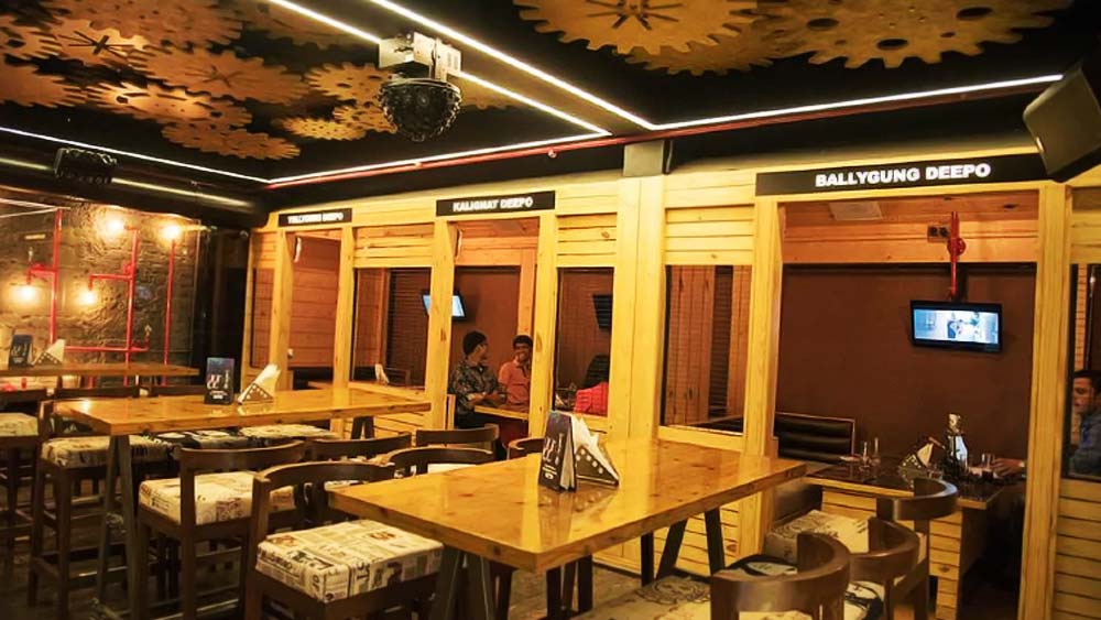 ট্রাম ডিপো কাফে: বালিগঞ্জেই রয়েছে আরও একটি কাফে যা কলকাতার ঐতিহ্যকে মাথায় রেখে তৈরি, ট্রাম ডিপো কাফে। এখন কলকাতার রাস্তায় ট্রামের সংখ্যা হাতেগোনা। কিন্তু অনেকেরই অতীতের অনেক স্মৃতি জড়িয়ে আছে কলকাতার বিভিন্ন প্রান্তে থাকা ট্রাম ডিপোগুলির সঙ্গে। এই কাফে ফিরিয়ে নিয়ে যেতে পারে সেই অতীতচারিতায়। খাওয়ার জায়গাগুলি ট্রামের কামরার আদলে তৈরি।