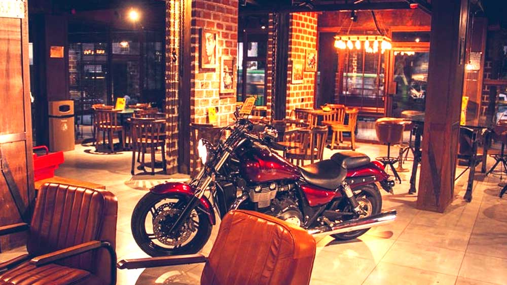 বাইকার্স কাফে: বিদেশে বাইকারদের জন্য বিশেষ কিছু পানশালা থাকে। বর্তমানে ভারতেও এই ধরনের খাওয়ার জায়গার অভাব নেই। এলগিন রোডের বাইকার্স কাফে তেমনই একটি স্থান। দেশের জাতীয় সড়কগুলিতে যে ধরনের ধাবা থাকে, এই কাফের মেনু অনেকটা ওই আদলে তৈরি। বিভিন্ন ধরনের শৌখিন এবং বিলাসবহুল মোটরবাইক ঘিরে এই কাফের অন্দরসজ্জা তৈরি হয়েছে। খাওয়াদাওয়ার পাশাপাশি ছোটখাটো খেলাধুলো করা বা গান শোনারও ব্যবস্থা রয়েছে এখানে।