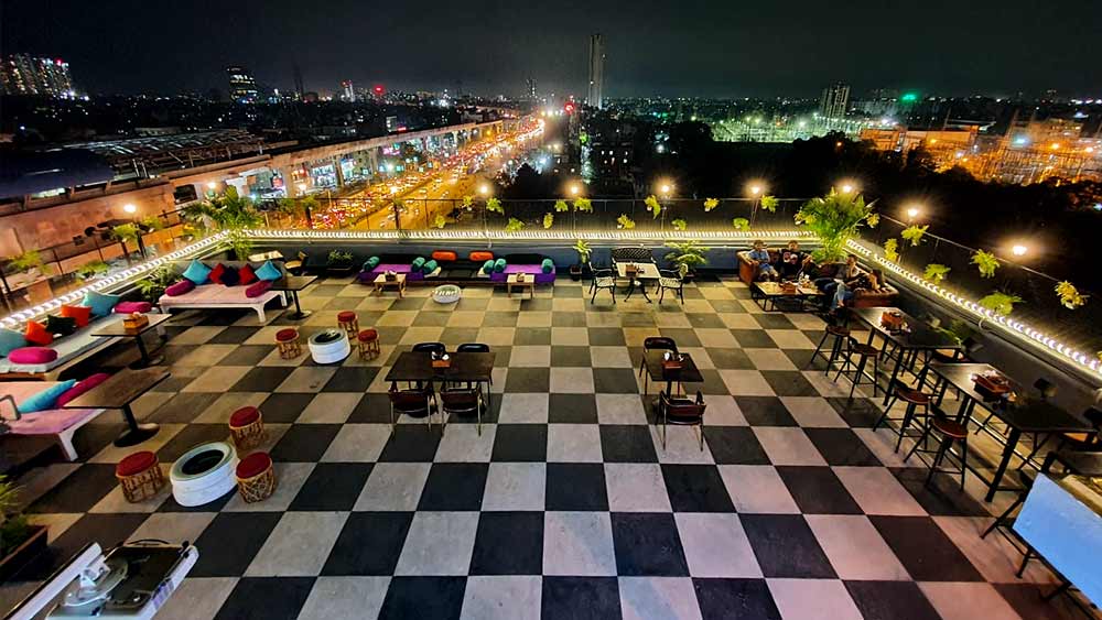 কাফে অফবিট: বসন্তের মাতাল সমীরণ উপেক্ষা করা বাঙালির পক্ষে সহজ নয়। বহুতলের উপর খোলা আকাশের তলায় খাওয়াদাওয়া করতে তাই অনেকেই এখন বেছে নেন বিভিন্ন রুফ টপ কাফে। তেমনই একটি স্থান, কাফে অফবিট। ইএম বাইপাসের ধারে বহুতলের ছাদে অবস্থিত এই রেস্তরাঁর বিশেষত্ব, হরেক দেশের সকালের জলখাবার। আমেরিকা থেকে ইজরায়েলের জলখাবার যেমন রয়েছে খাদ্যতালিকায়, তেমনই রয়েছে ভারতের বিভিন্ন প্রদেশের জলখাবারও।