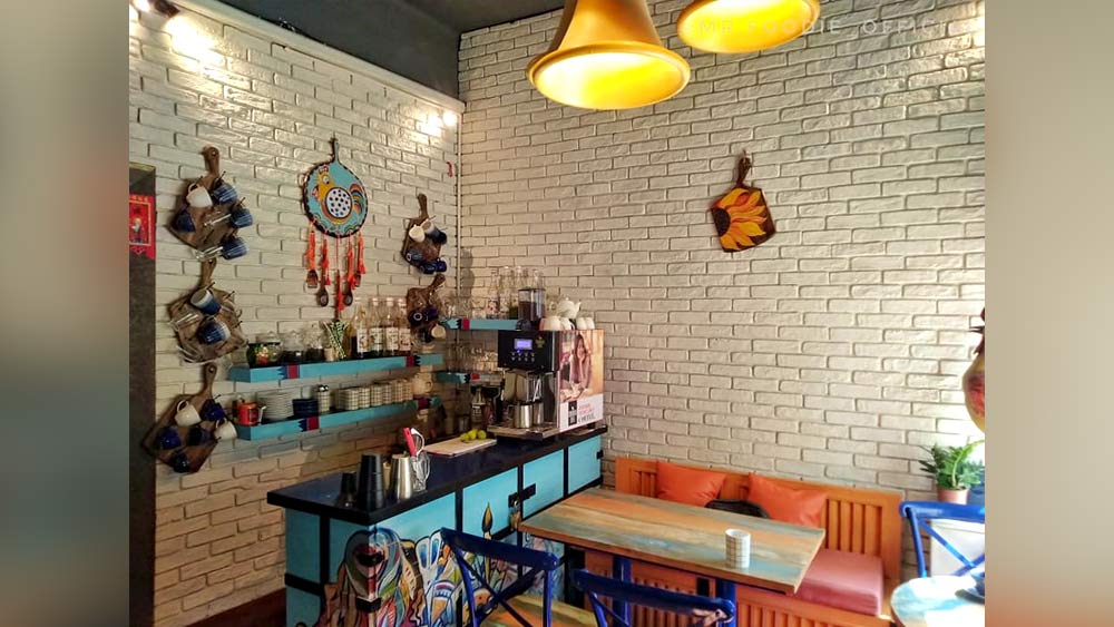 বোহো ট্রাঙ্ক: হস্তশিল্প, চারুকলা আর পেটপুজো, তিনেই বাঙালির পারদর্শিতা কারও অজানা নয়। আর এই তিনটি বিষয়কে এক ছাদের তলায় এনেছে প্রিন্স আনোয়ার শাহ রোডের বোহো ট্রাঙ্ক নামক একটি রেস্তরাঁ। এখানে একই সঙ্গে হস্তশিল্পের নানা সামগ্রী কেনাকাটা ও সঙ্গে পছন্দের খাওয়াদাওয়া করার বন্দোবস্ত রয়েছে। মাঝেমাঝেই বসে গানের আসরও।