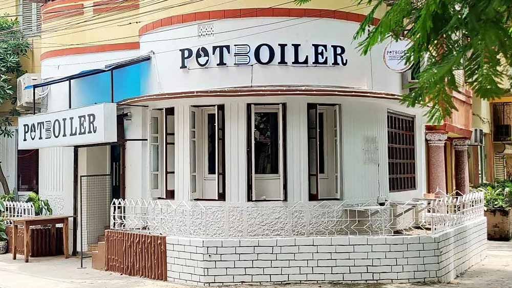 পটবয়লার কফি হাউজ: ধোঁয়া ওঠা কফিতে চুমুক দিতে দিতে বই পড়ার অভ্যাস বাঙালির নতুন নয়। সেই পুরনো অভ্যাস আর সাম্প্রতিকতার মিশেলে পূর্ণ দাস রোডে গড়ে উঠেছে পটবয়লার কফি হাউজ। বিশেষ করে এখানকার হ্যারি পটারের ছবি দেওয়া কুশন কিংবা প্রফেসর স্নেপের উদ্ধৃতির আলো পটারপ্রেমিকদের মন কেড়ে নিতে পারে।