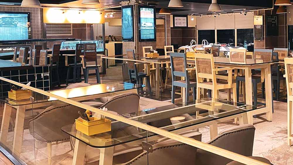 ক্যাফিন এন কার্বুরেটর: মোটরবাইক প্রেমীদের জন্য যদি থিম কাফে থাকতে পারে, তবে যাঁরা চার চাকা ভালবাসেন তাঁরা কী দোষ করলেন? হাঙ্গারফোর্ড স্ট্রিটে অবস্থিত ক্যাফিন এন কার্বুরেটরে দেখা মিলবে ১৯৬০ সালের শেলবি কোবরা গাড়ির।