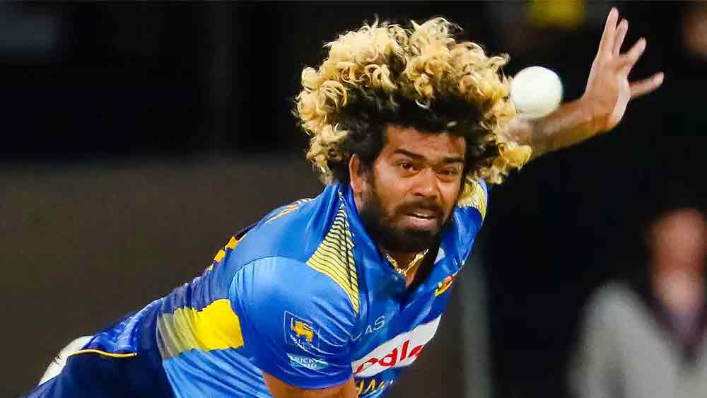 শেষের ওভারে টানটান উত্তেজনা। মাত্র কয়েকটি রানে ম্যাচের ভাগ্য বদলে যেতে পারে। এ রকম বহু সময় শ্রীলঙ্কার ত্রাতা হয়ে লাসিথ মালিঙ্গা। ইনসুইং ইয়র্কারে বিপক্ষের ব্যাটারদের মিডল স্টাম্প উড়িয়ে দিয়েছেন তিনি।