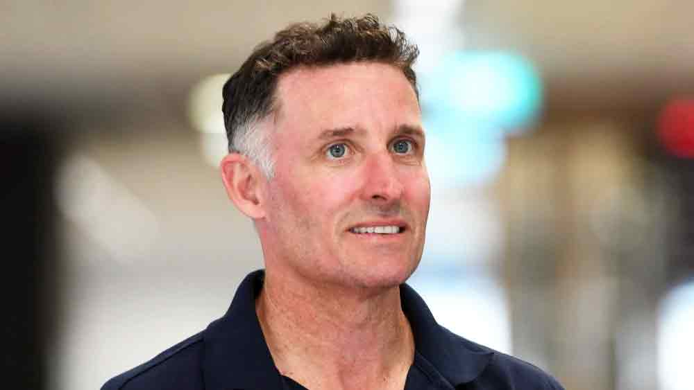 এই মুহূর্তে ব্যাটিং কোচ হিসাবে রবীন্দ্র জাডেজার দলকে সামলাচ্ছেন হাসি। চলতি আইপিএলে টানা চার বার হারের মুখ দেখলেও চেন্নাই সুপার কিংসকে যে অবহেলা করা যাবে না, তা পঞ্চম ম্যাচেই বুঝিয়ে দিয়েছেন রবিন উত্থাপা-শিবম দুবেরা। এর নেপথ্যে যে হাসির অবদানও রয়েছে, তা-ও মনে করাচ্ছেন ক্রিকেট পণ্ডিতরা।