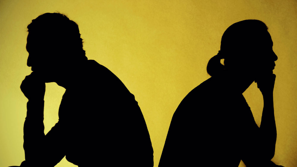 কিছু দিন চুটিয়ে প্রেম করার পর অনেক তারকারই নিজের সঙ্গীর উপর থেকে মন উঠে যায়। পুরনো সম্পর্ক ভেঙে যে যার নিজেদের রাস্তাতে এগিয়ে যান। এমনকি কখনও কখনও বিয়ের পরেও সম্পর্ক ভাঙে তারকাদের। বিবাহবিচ্ছেদের পথে হাঁটতে হয় তারকা জুটিদের। 