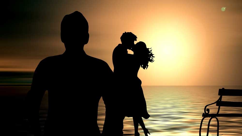 অনেক সময়ই পুরনো প্রেমিক বা প্রেমিকাকে সম্পর্ক ছিন্ন করার কথা নিজে মুখে জানান তারকারা। পুরনো সম্পর্কের বেড়াজাল থেকে বেরিয়ে নতুন জুটি বাঁধেন।