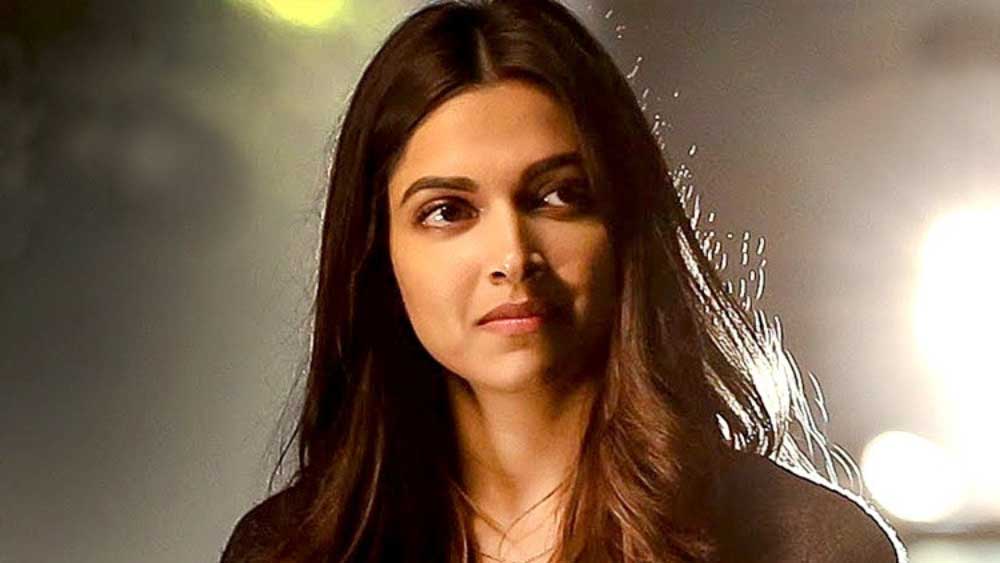 তবে পরে দীপিকাই রণবীরের বিরুদ্ধে ঠকানোর অভিযোগ আনেন। দীপিকা দাবি করেন যে, রণবীরের জীবনে তাঁর উপস্থিতি থাকার পরও তিনি অন্য এক জনের সঙ্গে সম্পর্কে জড়িয়ে পড়েন। এই কারণে দীপিকা অবসাদগ্রস্তও হয়ে পড়েন। 