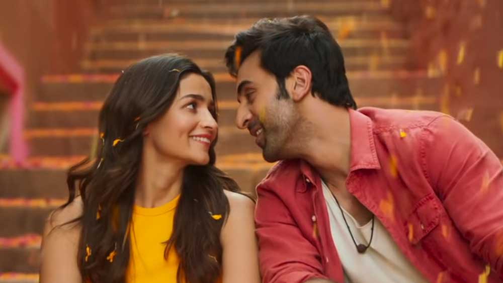 তবে ক্যাটের সঙ্গে প্রেম ভাঙার পর আলিয়ার প্রেমে মজেন রণবীর। তাঁদের বিয়ে নিয়ে এখন বলি পাড়ায় চর্চা।