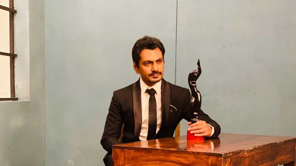 এই বইয়ে তিনি জানান, ‘২০০৬ সাল থেকে ২০১০ আমার জীবনে বেশ গুরুত্বপূর্ণ ছিল। বলি জগতে সবাই আমাকে আমাকে ধীরে ধীরে লক্ষ করতে শুরু করেছিল। তবে আশ্চর্যজনক ভাবে বিদেশে আমি আগে স্বীকৃতি পেয়েছিলাম। এক বার নিউ ইয়র্ক শহরের সোহো এলাকায় আমার এক বন্ধুর সঙ্গে একটি ক্যাফেতে বসেছিলাম। এক জন হোটেলসেবিকা আমার দিকে অনেক ক্ষণ ধরে তাকিয়ে ছিলেন।’’ 