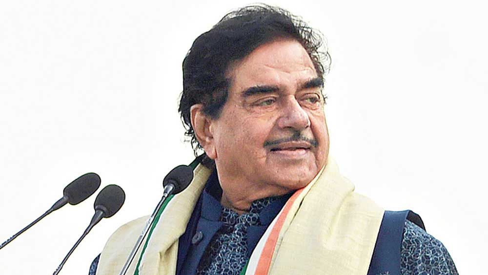 ২০১৫ সালে এই কথা অকপটে স্বীকার করেন তিনি। বলেছিলেন, পুনম তাঁকে সন্তানদের কথা ভাবতে বললে তার পর থেকে তিনি এই কাজ আর কখনও করেননি।