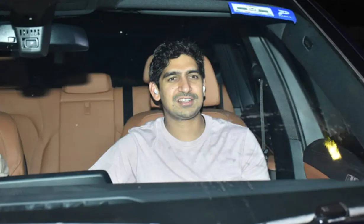 রণবীরের ঘনিষ্ঠ বন্ধু অয়ন মুখোপাধ্যায়কেও সাদা চুড়িদার পাঞ্জাবীতে দেখা যায় মেহেন্দির অনুষ্ঠানে।