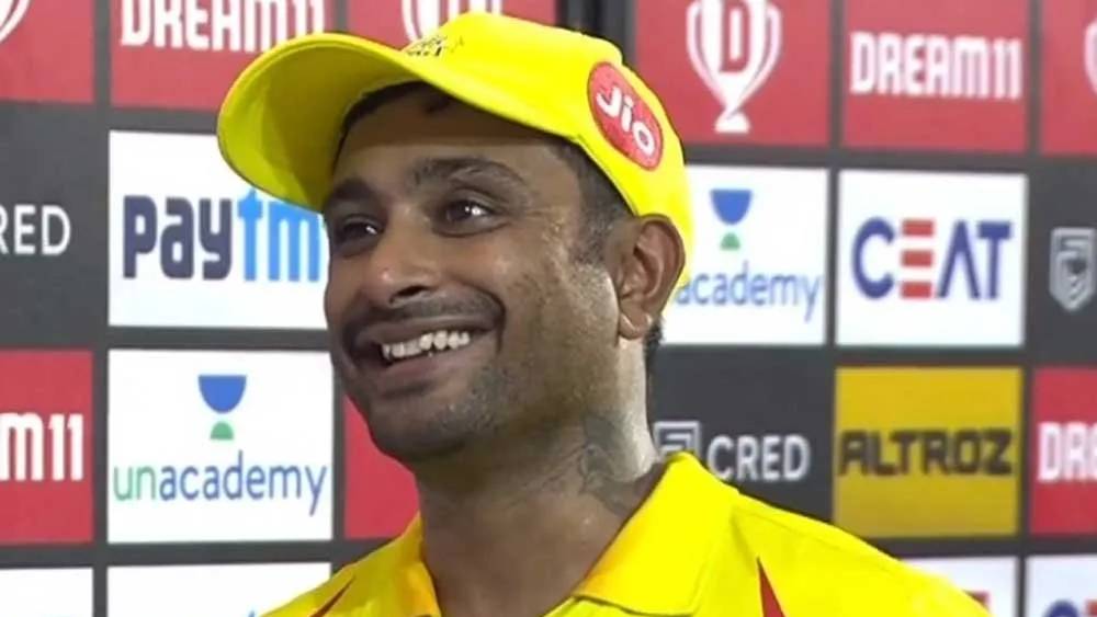 চেন্নাই সুপার কিংসের অম্বাতি রায়ডুর বয়স ৩৬ হলেও ক্ষিপ্রতা কমেনি একটুও। রয়্যাল চ্যালেঞ্জার্স ব্যাঙ্গালোরের বিরুদ্ধে দুরন্ত ক্যাচ ধরেছেন রায়ডু। তাঁর ক্যাচ দেখে অবাক সিএসকে-র অধিনায়ক রবীন্দ্র জাডেজাও।