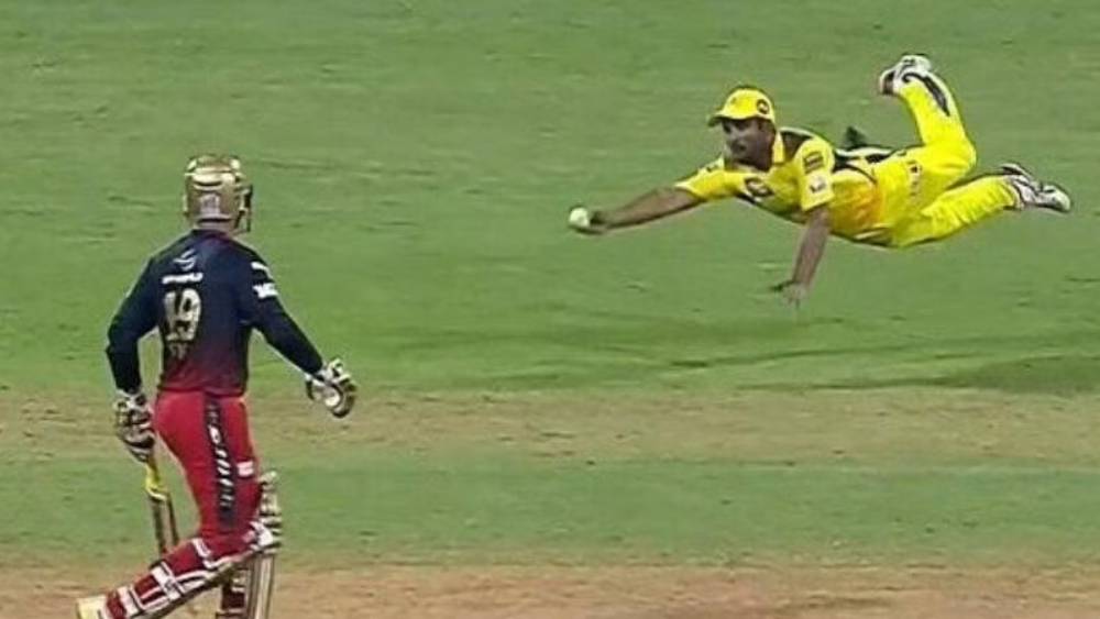 বেঙ্গালুরুর ইনিংসের ১৬তম ওভারে জাডেজার বল আকাশ দীপের ব্যাটে লেগে শর্ট কভার অঞ্চলে যায়। শূন্যে ঝাঁপিয়ে বল তালুবন্দি করেন তিনি। মাটিতে পড়ার অভিঘাতেও বল হাতছাড়া হয়নি। 