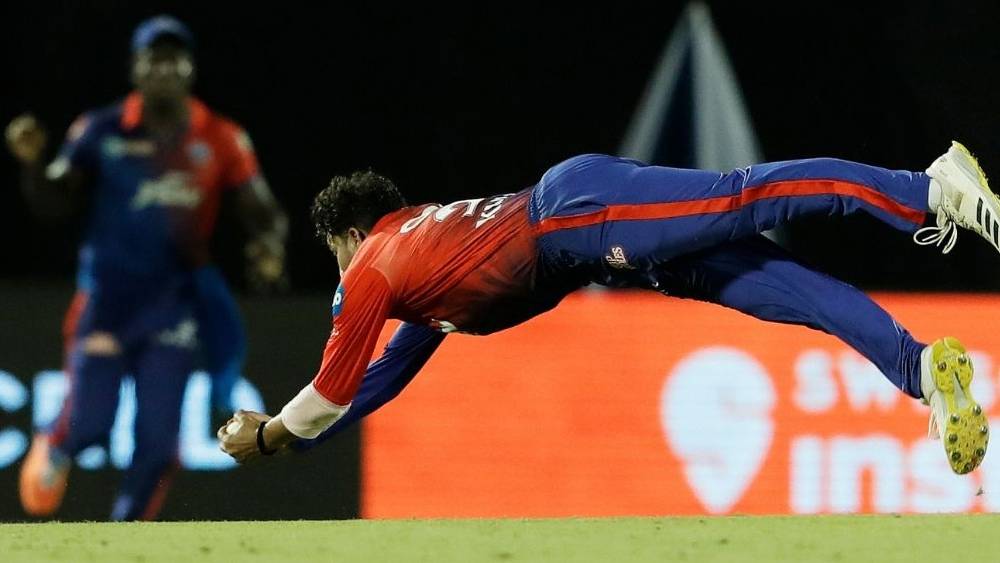 কুলদীপের বলে বড় শট মারতে যান কেকেআর-এর উমেশ যাদব। কিন্তু ব্যাটের উপরে লাগায় ক্যাচ ওঠে। কুলদীপ বুঝতে পারেন যেখানে বল পড়বে সেখানে কোনও ফিল্ডার নেই। তাই তিনি নিজেই দৌড়ে গিয়ে সেই ক্যাচ ধরেন। ক্যাচ ধরার পরে কুলদীপের উল্লাস বুঝিয়ে দিচ্ছিল তিনি কতটা খুশি হয়েছেন।