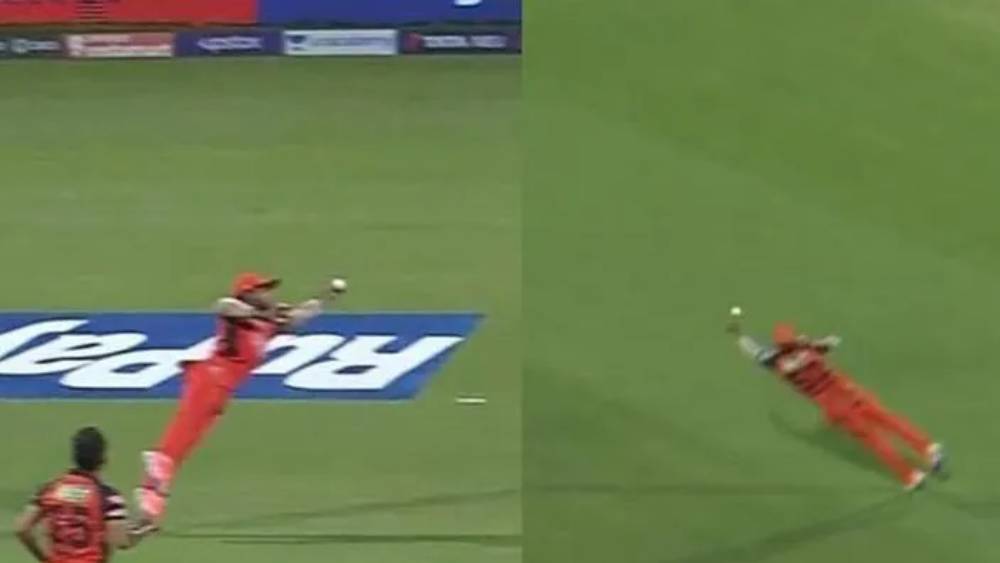 গুজরাত টাইটান্সের বিরুদ্ধে দুরন্ত ক্যাচ ধরেন রাহুল। গত মরসুমে তাঁরই সতীর্থ শুভমন গিলের ব্যাটে লেগে কভার অঞ্চল দিয়ে বাউন্ডারির দিকে যাওয়া বল ছোঁ মেরে তালুবন্দি করেন তিনি। তাঁর ক্যাচ দেখে অবাক হয়ে যান শুভমনও।