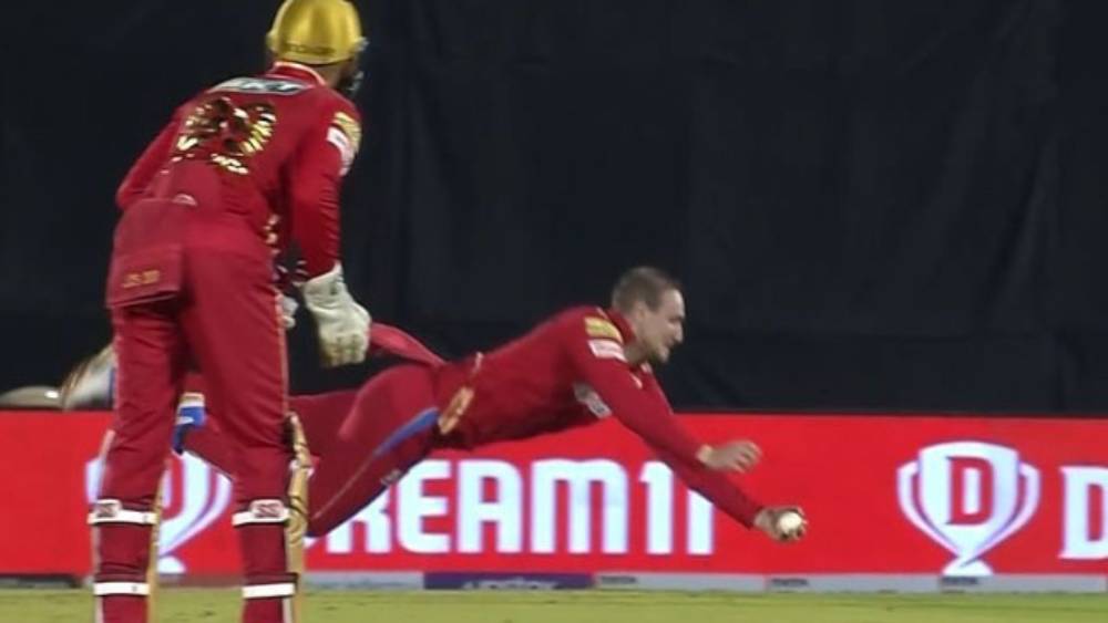 লিভিংস্টোনের বল ডোয়েন ব্র্যাভোর ব্যাটে লেগে বোলারের বাঁ দিক দিয়ে বেরিয়ে যাচ্ছিল। কিন্তু বল মাটিতে পড়ার আগেই বাঁ দিকে ঝাঁপিয়ে ক্যাচ ধরে নেন লিভিংস্টোন। তাঁর ক্যাচ দেখে হতবাক হয়ে যান ব্র্যাভো নিজেও।  