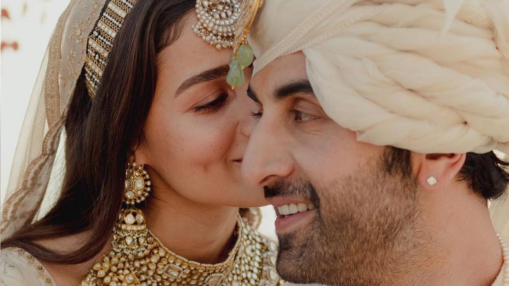 সেই আবেশ ছড়িয়ে পড়েছিল বর-বধূর চেহারায়। বিয়ের ফাঁকেই তাই চলেছে প্রেমালাপ। কানে কানে কথা। আলিয়ার অধর ছুঁয়েছে রণবীরের লালচে রাঙা গাল।