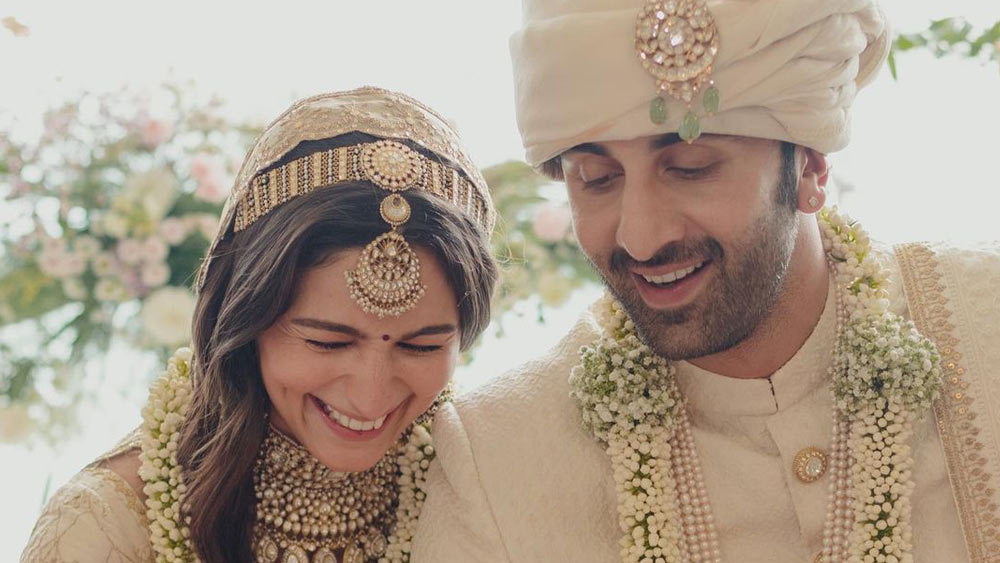 পেলব গোলাপির রোমান্স আর দুধ সাদার অহঙ্কার। তাই দিয়ে তৈরি সব্যসাচী মুখোপাধ্যায়ের নবদম্পতির পোশাক। সঙ্গে মানানসই কুন্দনের গয়না। গলায় টাটকা জুঁইয়ের মালা। চৈত্রশেষের শেষ বিকেলে আলিয়ার চোখে বুঝি নতুন করে নিজের সর্বনাশ দেখে উঠলেন রণবীর!