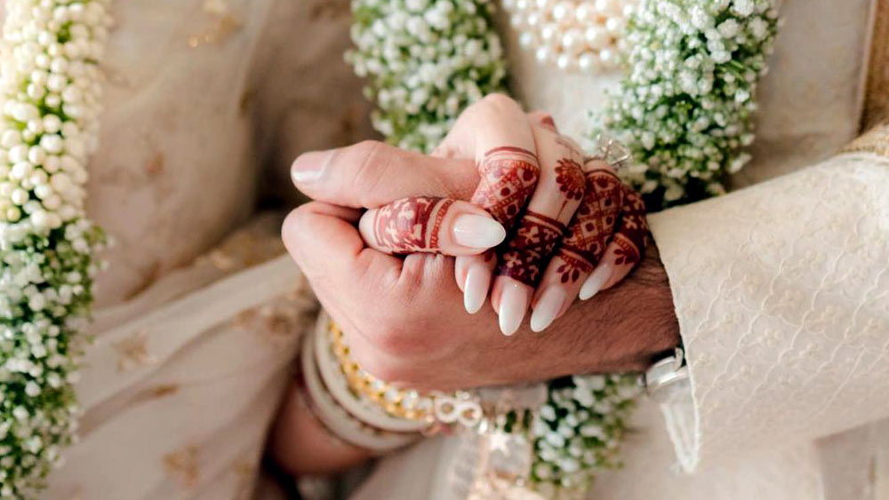 বিয়ে মানে বিশেষ ভাবে বহন নয়। সাত পাক ঘুরে, অগ্নি সাক্ষী করে সাত জন্ম একসঙ্গে থাকার শপথ। সেই শপথ হাতে হাত রেখে নিয়ে 'রণলিয়া' এখন ‘মিস্টার অ্যান্ড মিসেস কপূর’।