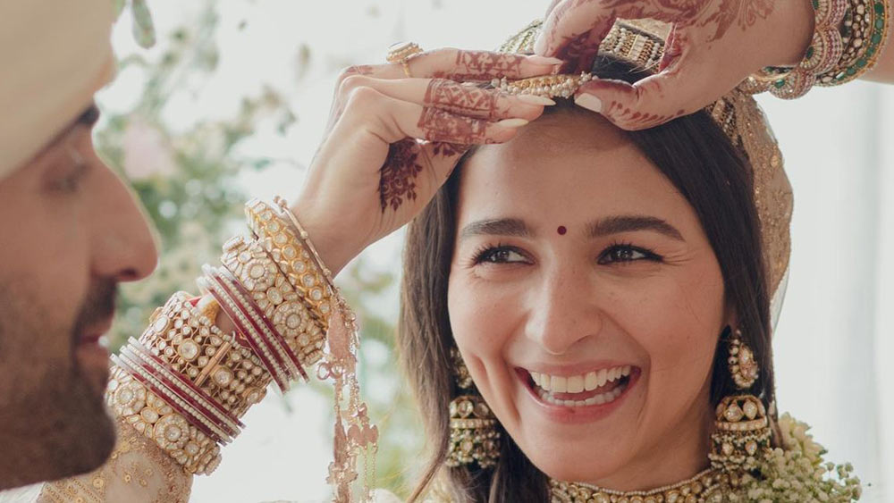 শপথ নেওয়া শেষ মানেই আজীবনের জন্য আপন করে নেওয়ার পালা। আলিয়ার মাঙ্গটিকা সরিয়ে এর পরেই সিঁথি সিঁদুরে রাঙিয়ে দেন রণবীর।