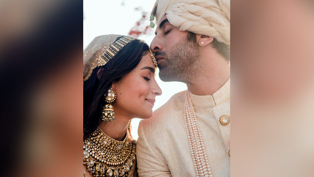 সিঁথি রাঙা হতেই মাঙ্গটিকা যথাস্থানে, সযতনে। কপালে চুমু এঁকে রণবীর যেন আশ্বস্ত করলেন নববধূকে। যেন বুঝিয়ে দিলেন, ‘তোমার সম্মানরক্ষার দায়িত্ব শুধুই আমার।’