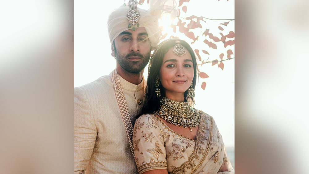 ‘রণলিয়া’র ভালবাসায়, আবেগে মুগ্ধ আমন্ত্রিত সবাই। তাই সবার অনুরোধে আরও এক বার নবদম্পতি বিশেষ ভঙ্গিতে ফের ক্যামেরার সামনে। এ বার তাঁদের পূর্ণাবয়ব। সাক্ষী, শেষ বিকেলের নরম আলোর সূর্য।