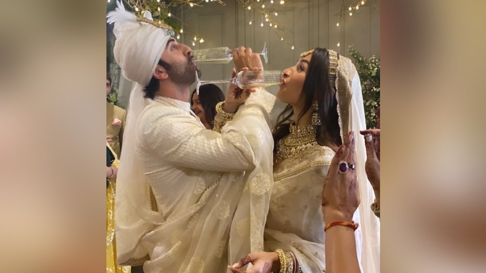 আজ বেসামাল হলে কোনও বাধা নেই। আনুষ্ঠানিক ভাবে তাঁরা দু'জনে দু'জনার। উদযাপন মধুময় করতে তাই চুমুক শ্যাম্পেনে।