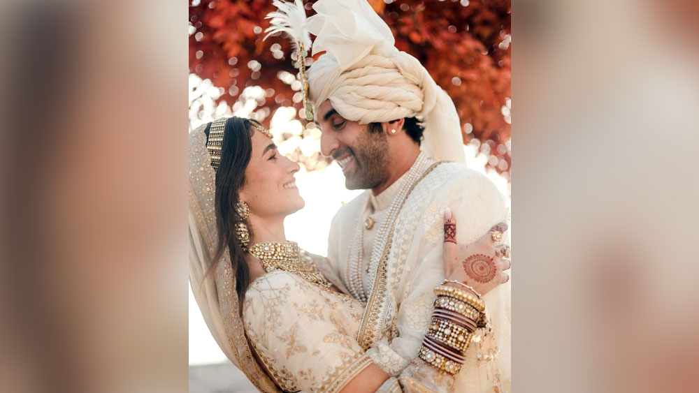 এ ভাবে... ঠিক এ ভাবেই আজীবন বেঁধে বেঁধে থাকুন রণবীর-আলিয়া। পর্দার রোমান্স চুঁইয়ে পড়ুক রোজের জীবনে। ‘চিরদিনই আমি যে তোমার’... এই বিশ্বাস ঘিরে থাক দু’জনকে। আনন্দবাজার অনলাইনের পক্ষ থেকে অঢেল শুভেচ্ছা রইল নবদম্পতির জন্য।