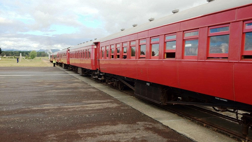  তিনটি ঘাস বিছানো রানওয়ের সঙ্গে একটি প্রধান রানওয়ে আছে৷ এটি ৪২৯৭ ফুট লম্বা৷ এই মূল রানওয়ের মাঝ বরাবর চলে গিয়েছে ‘পামারস্টোন নর্থ গিসবর্ন রেলওয়ে লাইন’।