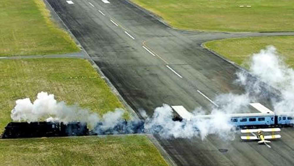 . বিশ্বের বিপজ্জনক বিমানবন্দর এর তালিকায় অন্যতম এই গিসবোর্ন বিমানবন্দর। রানওয়ের মাঝখান দিয়ে চলে যাওয়া রেলপথে ট্রেন চলাচল করে হামেশাই৷ 
