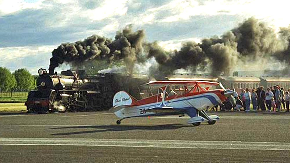  যখন বিমান এবং ট্রেন কাছাকাছি সময়ে ওই স্থানে চলে আসে, তখন যে কোনও একটির যাত্রা স্থগিত রাখা হয়৷ 