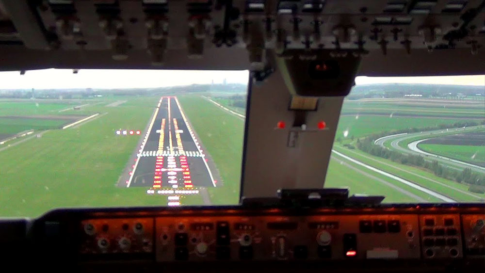 যখন বিমান এবং রেল একই সময় কাছাকাছি চলে আসে তখন একটি ট্রেন অবতরণকারী বিমান থেকে মাত্র কয়েক ফুট দূরেই অবস্থান করে৷ নিমেষের ভুলে বড়সড় দুর্ঘটনা অস্বাভাবিক নয়৷ 