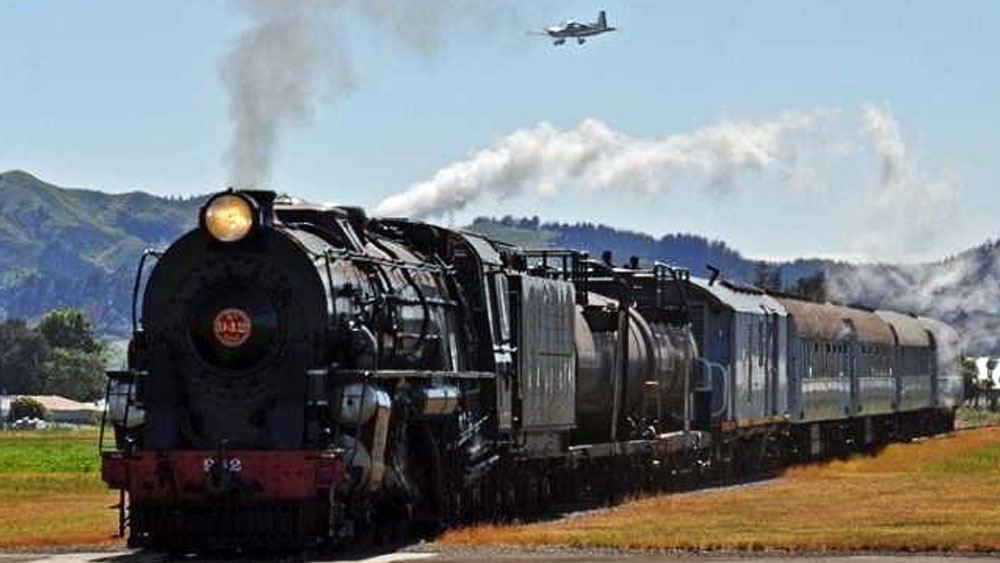  গিসবোর্নে বিমানবন্দর এবং রেলপথগুলি প্রতিদিন সকাল ৬ টা ৩০ মিনিট থেকে রাত ৮ টা ৩০ মিনিট পর্যন্ত চালু থাকে। রাত্রি ৮ টা ৩০ মিনিটের পর থেকে সকাল পর্যন্ত রানওয়ে বন্ধ থাকে৷   