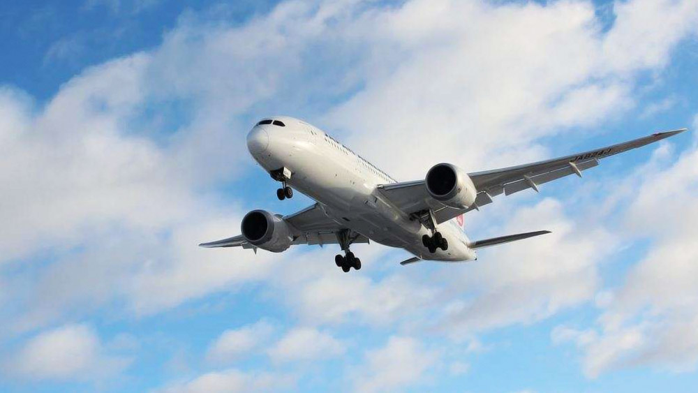 ওয়েলিংটন এবং অকল্যান্ড থেকে সরাসরি বিমানপথে গিসবোর্ন দেশের বাকি অংশের সঙ্গে এবং আন্তর্জাতিক গন্তব্যস্থলকে যুক্ত করে। 